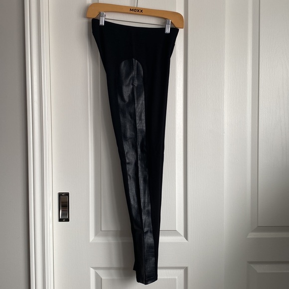 Kensie - Black Leggings with Faux Croc Leather Stripe - Picture 5 of 12